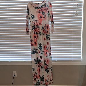 Long floral stretchy dress with long sleeves and pockets!!